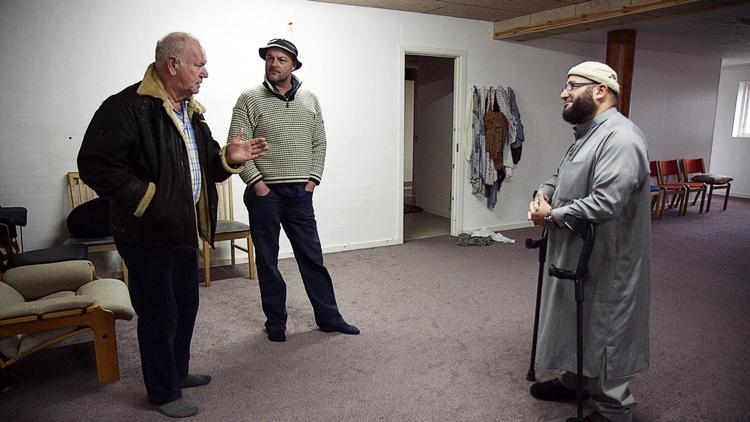 Niels (tv.) og Mads (th.) er gået med til at blive udfordret på deres holdninger. Her møder de imamen i Grimhøjmoskeen i Aarhus. 