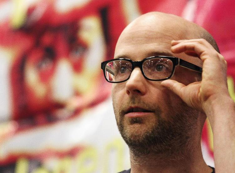 Et afsnit i 'Heavyweight' handler om Moby, som lånte cd’er af en af værtens venner – Moby hittede, men returnerede aldrig cd’erne. 