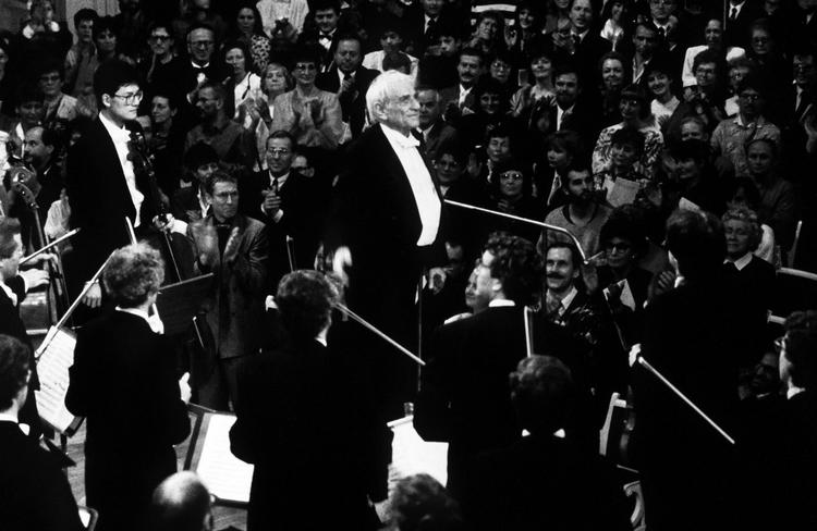 Efter Berlinmurens fald i 1989 dirigerede Leonard Bernstein ’Ode an die Freude’ i Berlin med ordet ’Freude’ ændret til ’Freiheit’. 