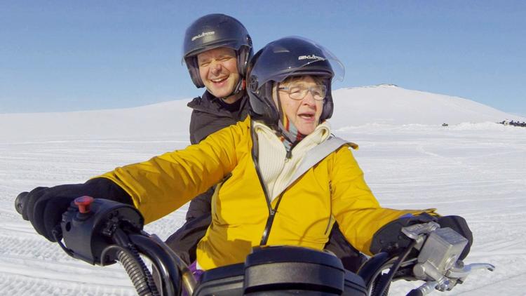 Jacob Riising får sig en på opleveren sammen med sin mor i Island. 