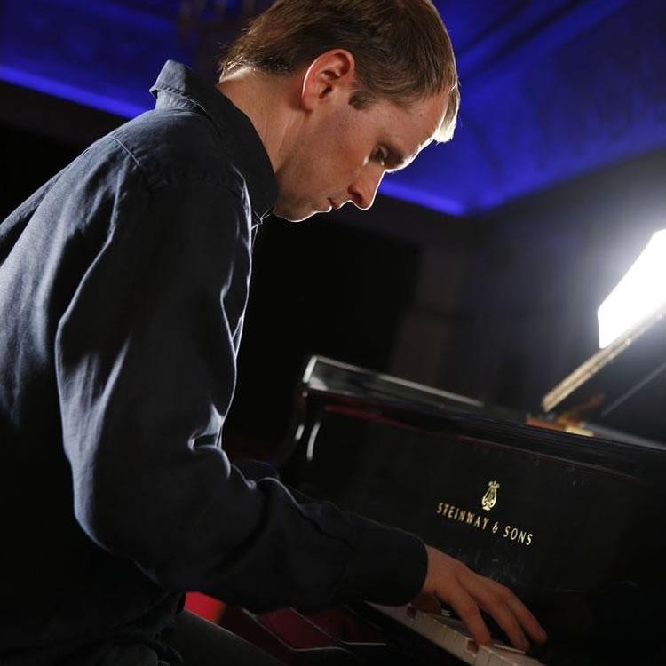 Steven Osborne rammer forkert i et hurtigt løb. To gange. Men hvad så. Det er musik. Ikke bogholderi. 