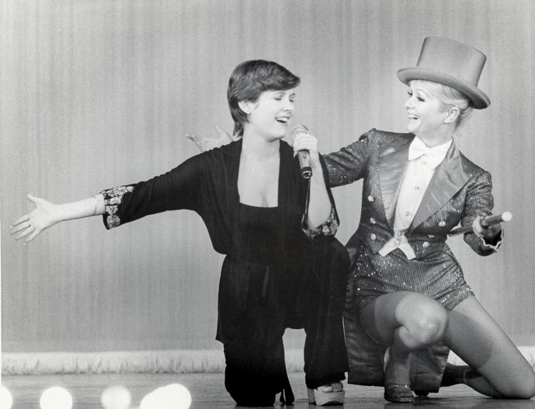 Carrie Fisher og Debbie Reynolds var viklet ind i hinanden. Som mor og datter, som filmstjerner og som naboer. 