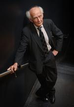 Zygmunt Bauman blev født 19. november 1925 i Poznan, Polen og døde 9. januar i Leeds, England. Imellem disse to datoer udspillede sig et liv og et værk langt ud over det sædvanlige, der har gjort os klogere. 