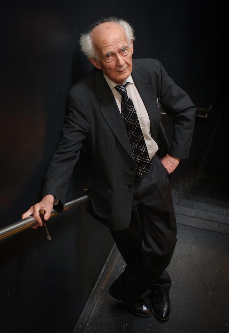 Zygmunt Bauman blev født 19. november 1925 i Poznan, Polen og døde 9. januar i Leeds, England. Imellem disse to datoer udspillede sig et liv og et værk langt ud over det sædvanlige, der har gjort os klogere. 