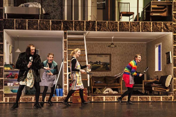 De fire unge skuespillere Rasmus Fruergaard, Michael Lundbye Slebsager, Marie Dalsgaard og Stine Schrøder Jensen er smittende friske teaterkoncerten igennem og redder den fra at drukne helt i nostalgisk Wikke & Rasmussen-potpourri. 