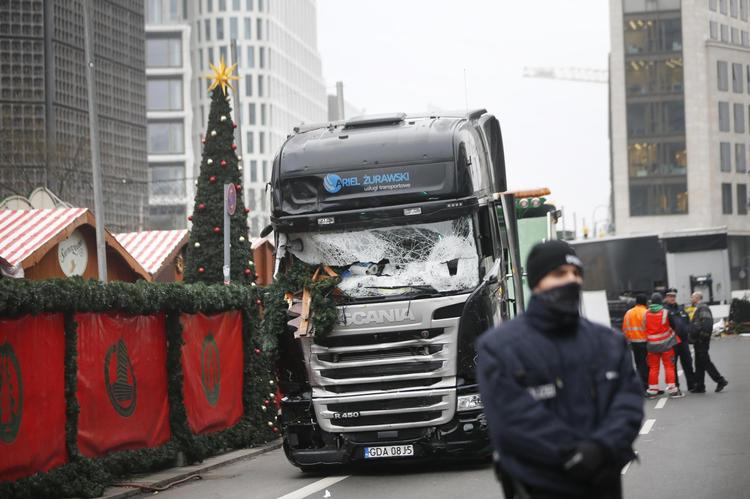 Lastbilen, en Scania R450, lastet med 25 tons stål fra Italien, der blev brugt til terrorangrebet på et julemarked i Berlin. Den skal måske udstilles i Bonn. 