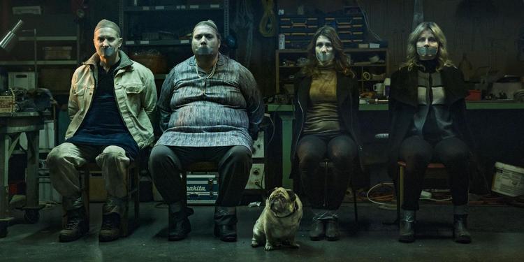 Hvad sker der, når to mænd hyrer en lejemorder til at myrde deres hustruer? Og de to hustruer så hyrer en lejemyrderinde til at gøre kål på deres lede mænd? Ikke noget godt. For nogen af dem. 