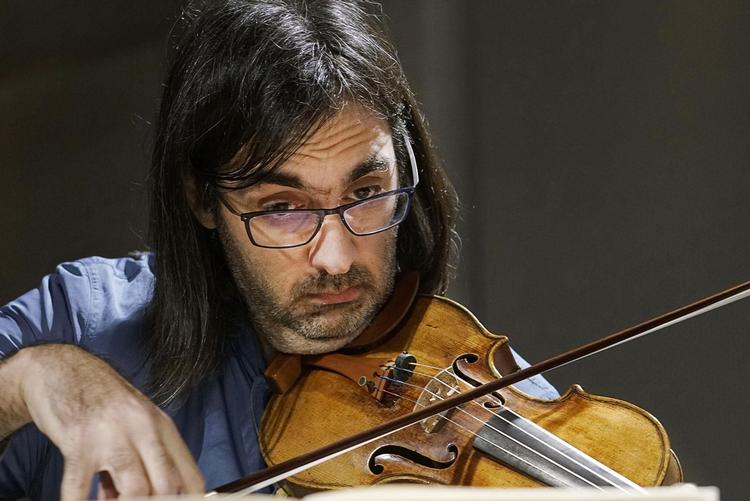 Der var ikke meget, hverken i Kavakos’ fremtoning eller fortolkninger, der antydede bare et strejfaf vilje til at forkæle på en aften, hvor nøgternt nodespil var fremherskende. 