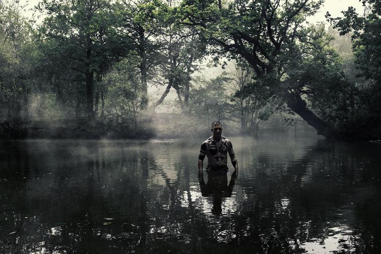Tom Hardy har hovedrollen som den mystiske James Delaney, der vender hjem efter sin fars død. Til noget værre noget. 