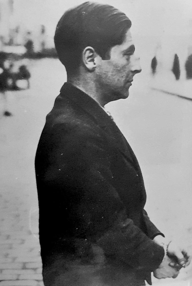 Journalisten Arthur Koestler rapporterede fra den spanske borgerkrig til avisen News Chronicle. Her er han – med bundne hænder – anholdt som formodet spion. Han blev dødsdømt, men løsladt efter 102 dage. 