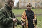 Frederik (Carsten Bjørnlund) og Solveig (Lene Maria Christensen) bryder forventeligt sammen efter datteren Hannahs død. 