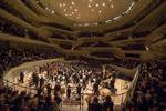 Der var applaus fra alle sider i den pakkede nye sal i Elbphilharmonie, da orkestret og dirigent Riccardo Muti sagde farvel og tak efter et enkelt ekstranummer. 