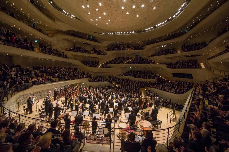 Der var applaus fra alle sider i den pakkede nye sal i Elbphilharmonie, da orkestret og dirigent Riccardo Muti sagde farvel og tak efter et enkelt ekstranummer. 