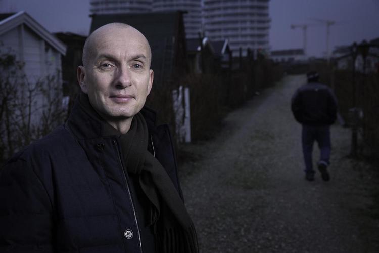 Stærke korrespondenter og værter som DR's Ask Rostrup er blevet vigtigere og dyrere, siger tv-stationernes nyheds-direktører. 