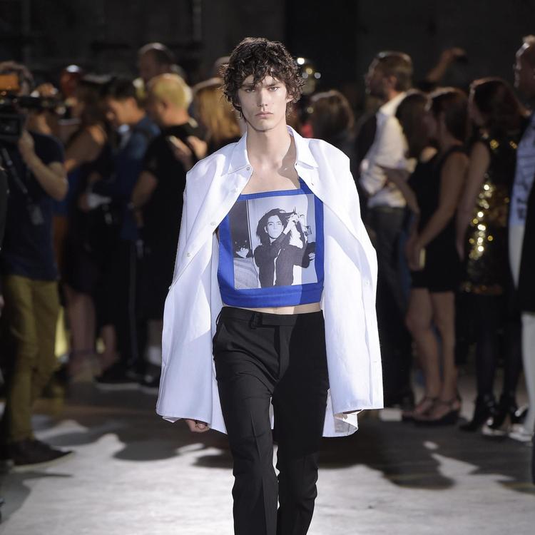 Modehuse lader kunsten komme ud i gadebilledet. Her er det den belgiske designer Raf Simons, der giver fotografen Robert Mapplethorpe nyt liv. Pitti Uomo