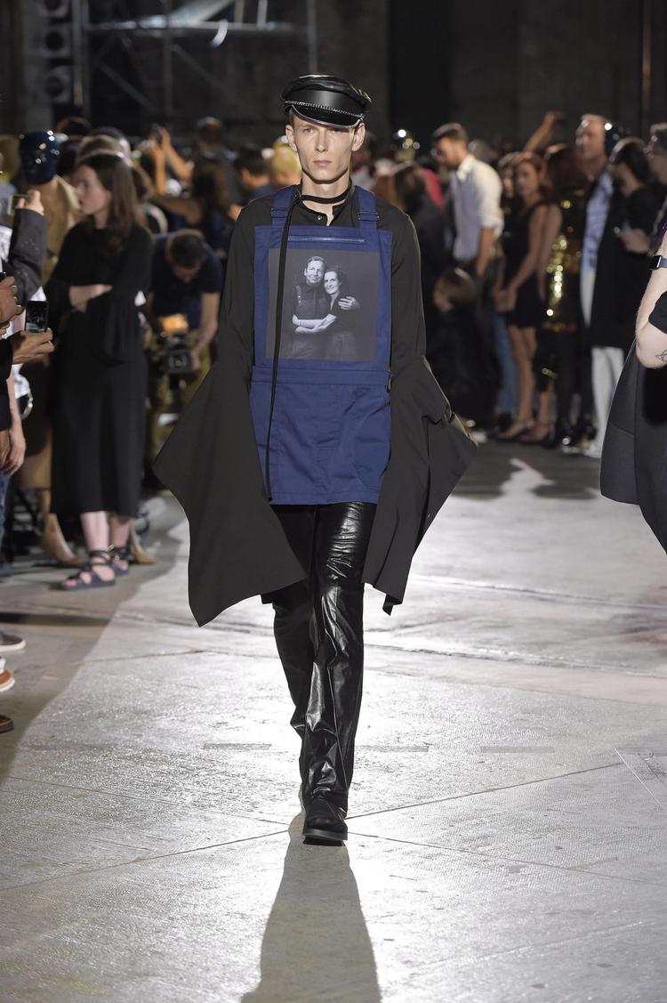 Robert Mapplethorpes fotos kan ses på skjorter, jakker og T-shirts i Raf Simons' forårskollektion.  