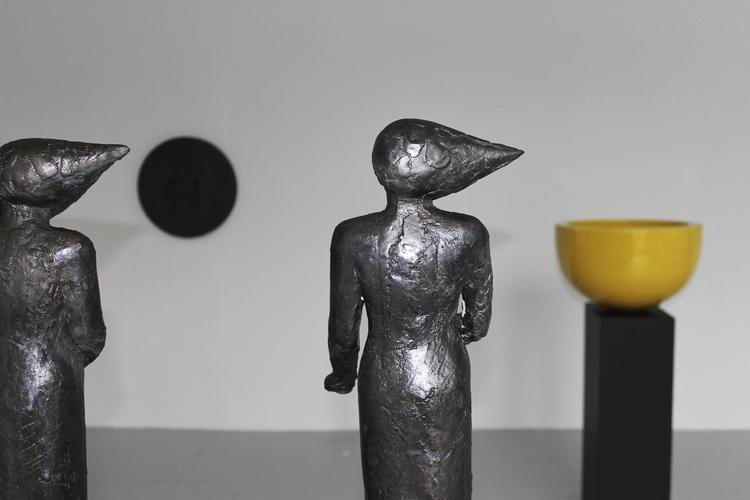 Kirsten Justesens ni menneskefigurer i oxideret stentøj er 60 centimeter høje. 