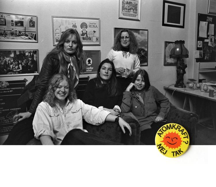 Rockgruppen Shit & Chanel med, fra venstre, Anne Linnet, Lone Poulsen, Lis Sørensen, Ulla Tvede Eriksen og Astrid Elbek var lige så aarhusianske som ’Atomkraft? Nej tak’-skiltet, som blev designet af aarhusianske Anne Lund i 1975. Foto: Asger Sessingø/Peter Hove Olesen 