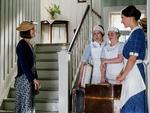 Amalie Dollerup, der spiller boligspekulant Madsens opvakte og moderne datter Amanda (tv.) , er en oase i en ørken af klicheer i Badehotellet. Ligesom Rosalinde Mynsters hovedperson Fie (th.) undgår hun den stumfilmsagtige mimik. 