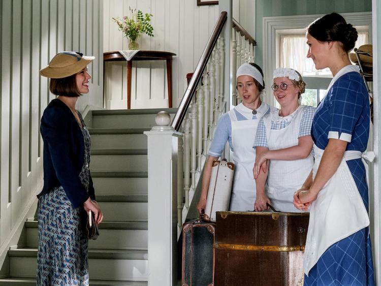 Amalie Dollerup, der spiller boligspekulant Madsens opvakte og moderne datter Amanda (tv.) , er en oase i en ørken af klicheer i Badehotellet. Ligesom Rosalinde Mynsters hovedperson Fie (th.) undgår hun den stumfilmsagtige mimik. 