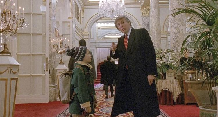 Gå »ned ad gangen og så til venstre« siger Donald Trump til Kevin McCallister i ’Alene hjemme 2’ – scenen er skudt på Plaza Hotel, som Trump ejede. 