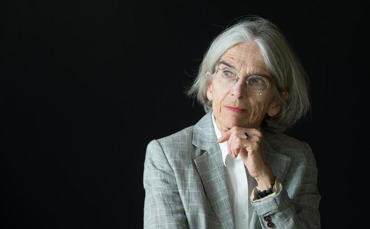 Ifølge Donna Leon læser euroæerne mindre bras end amerikanerne. Foto: Sebastian Kahnert/AP 