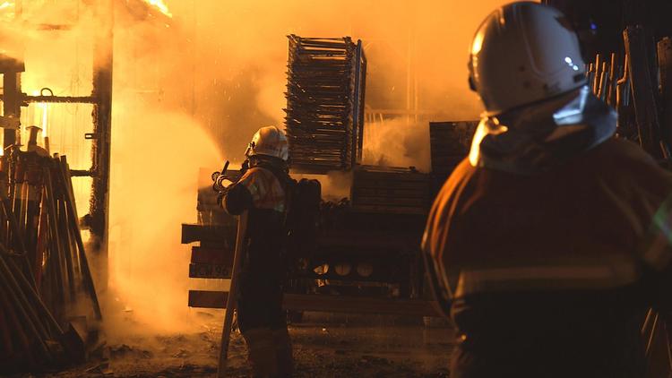 Døgnet rundt er brandmænd i 'Skulder ved skulder' klar til at rykke ud, men dramaet udebliver, må selv speakeren konstatere. 