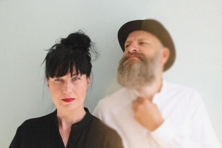 Lone Hørslev har denne gang fundet sammen med Jesper Mechlenburg, der har arbejdet med musik inden for bl.a. ballet, teater og film og er arrangør af lyrik- og musik-arrangementerne Fortættet Fredag. 