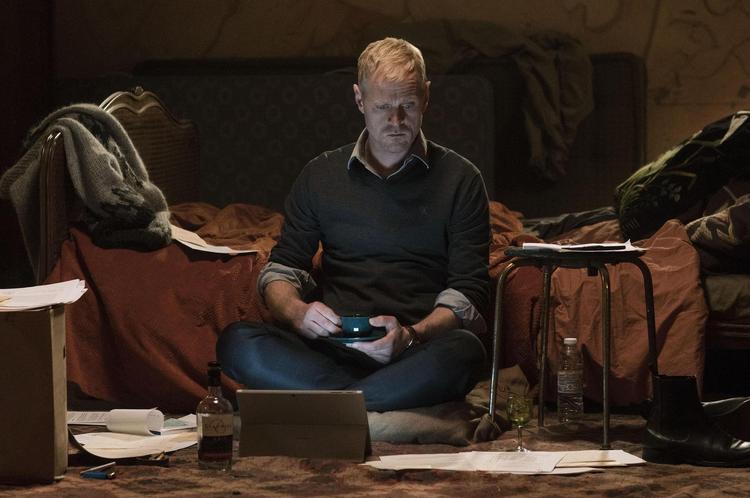 Carsten Bjørnlund portrætterer den uendeligt plagede Frederik, der har mistet sin datter, Hannah, som døde på tragisk vis i Grønland. Foto: Per Arnesen/ DR 