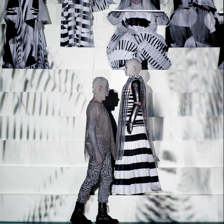 De elskende i Rakhmaninovs Dante-opera ’Francesca da Rimini’ passerer udtryksløst hinanden i opsætningen fra Bruxelles, hvor russerens tre korte operaer blev sat op som en samlet forestilling med Hotel Pro Formas stramme konceptuelle greb som den samlende fællesnævner. Foto: fra dvd'en 