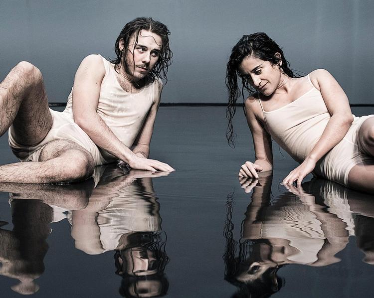 Scenen er dækket med vand, og skuespillerne, der det meste af tiden kun er iført dyngvådt undertøj, har hele tiden kroppen i brug. Her Jakob Femerling og Özlem Saglanmark i de bærende ungdomsroller. 
