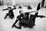 Danserne fra Dansk Danseteater øver til forestillingen 'Vals'. 