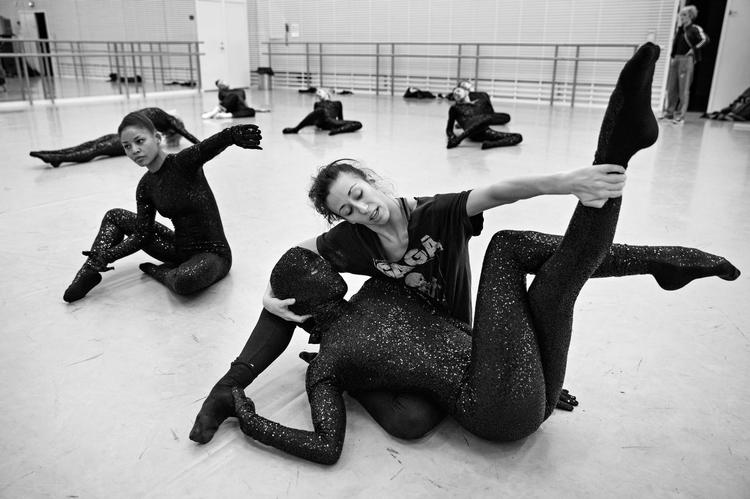 Danserne fra Dansk Danseteater øver til forestillingen 'Vals'. 