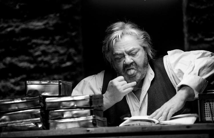 Tommy Kenters Krapp slikker på den ene hånds fingre, men bladrer med den andens. Det er Beckett-klovneri. 