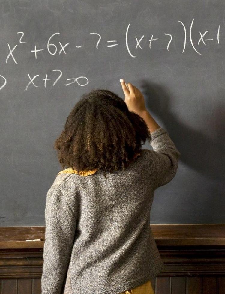 Vi møder først Nasa’s matematikgeni Katherine G. Johnson som genialt barn. 