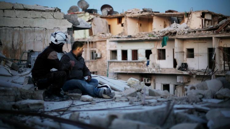 Last Men in Aleppo' følger tre af medlemmerne i redningstjenesten De Hvide Hjelme, som personificerer en universel medmenneskelighed midt i det krighærgede Aleppo. 