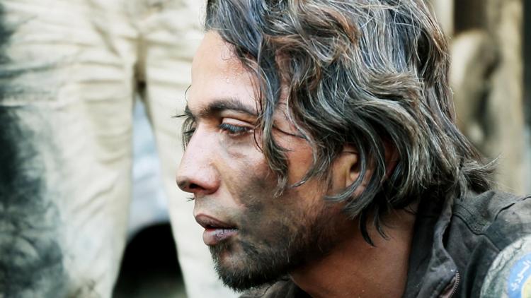 En af hovedpersonerne i syriske Feras Fayyads ’Last Men in Aleppo’ er Mahmoud, der forlod sit filosofistudium for at blive redningsarbejder i The White Helmets. I forbindelse med premieren på filmen har han sagt, at han elsker livet, men hader våben, »fordi jeg kender dem så godt. Og jeg hader deres rolle i livet. På grund af dem taber vi. Menneskets største synd er at bruge våben for at få magt«. 