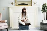 Mens den hvide musik-troldmand mediterede, tonede 1970’erne frem for hans indre øre. Og han så George Harrison og Bee Gees smelte sammen med James Blake og Frank Ocean. Og han så, at alting var cool. Foto: PR 