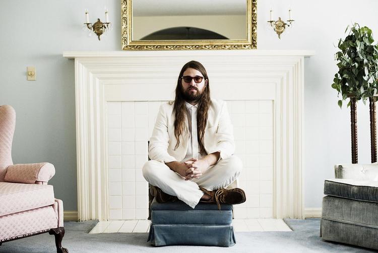 Mens den hvide musik-troldmand mediterede, tonede 1970’erne frem for hans indre øre. Og han så George Harrison og Bee Gees smelte sammen med James Blake og Frank Ocean. Og han så, at alting var cool. Foto: PR 