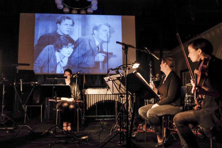 Arkitektstuderendes innovative barinstallationer (nederst) omfavnede både minutiøse, musikalske undersøgelser og irsk stumfilm med ny ledsagemusik ved onsdagens åbning af Figura Festspiele i Bygnings-kulturens Hus. 