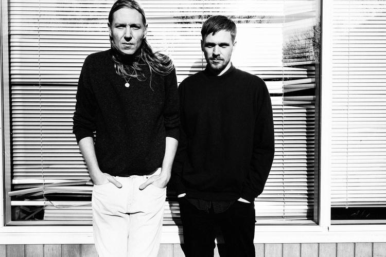 Nikolaj Vonsild og Kristian Finne Kristensens baggrunde fra henholdsvis elektronisk og akustisk musik smelter fint sammen på albummet ’Totem’. 