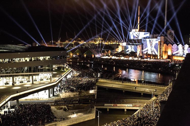 Aarhus 2017 blev skudt i gang forrige lørdag med en overdådiglysfest. Men hvordan arrangørerne fordeler de 318,7 millioner kroner til kunst og kultur ud over årets projekter, er det svært at kaste lys over. Foto: Casper Dalhoff 