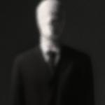 Mens det voksne publikum har hygget sig med Spiderman på fladskærmen, har deres børn dyrket en helt anden superhelt på iPaden: Slenderman. En høj ansigtsløs mand, som kan tage magten over deres barndom. 