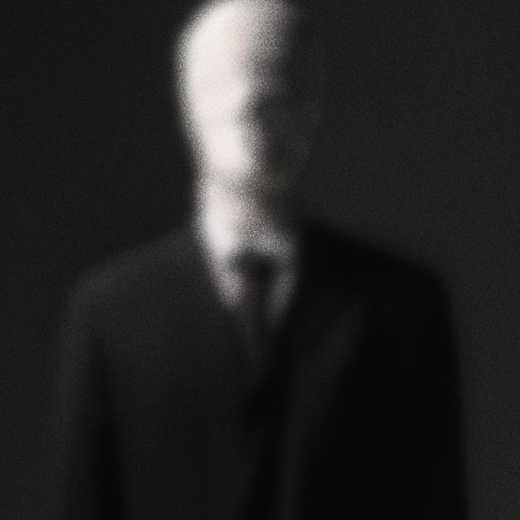 Mens det voksne publikum har hygget sig med Spiderman på fladskærmen, har deres børn dyrket en helt anden superhelt på iPaden: Slenderman. En høj ansigtsløs mand, som kan tage magten over deres barndom. 