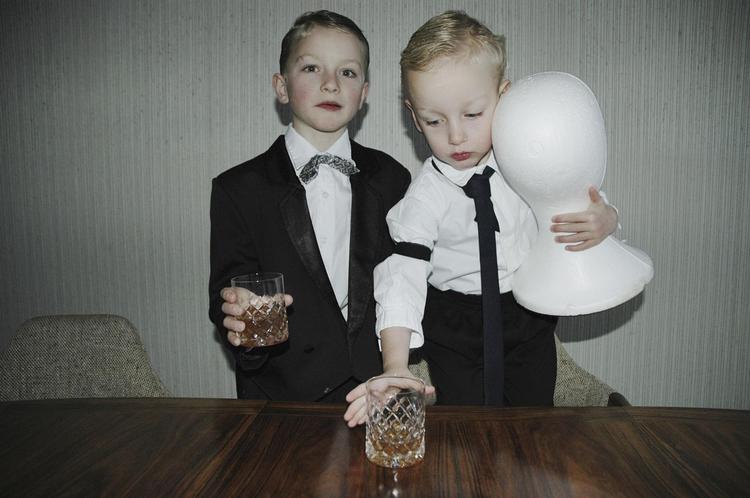 Fotografiet ’Beginnings’ fra 2005 af Fryd Frydendahls to nevøer med whisky, sørgebind og ansigtsløst hoved er et af de ganske få, der synes at referere til tabet af drengenes mor, som døde i barselsseng, da hun fødte den yngste.  