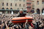 Beppe Grillo kan af formelle årsager ikke stille op til parlamentet i Italien. Men de 163 uerfarne parlamentsmedlemmer fra Movimento 5 Stelle, der i 2013 er blevet Italiens næststørste parti, lytter i filmen skræmmende opmærksomt til hans dekreter. 