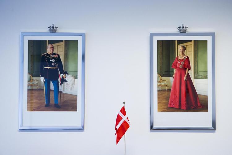 Det danske regentpar holder øje fra deres plads på væggen på det danske gymnasium A. P. Møller Skolen i Slesvig By. På den gamle kirkegård i Flensborg ligger faldne danske soldater. 