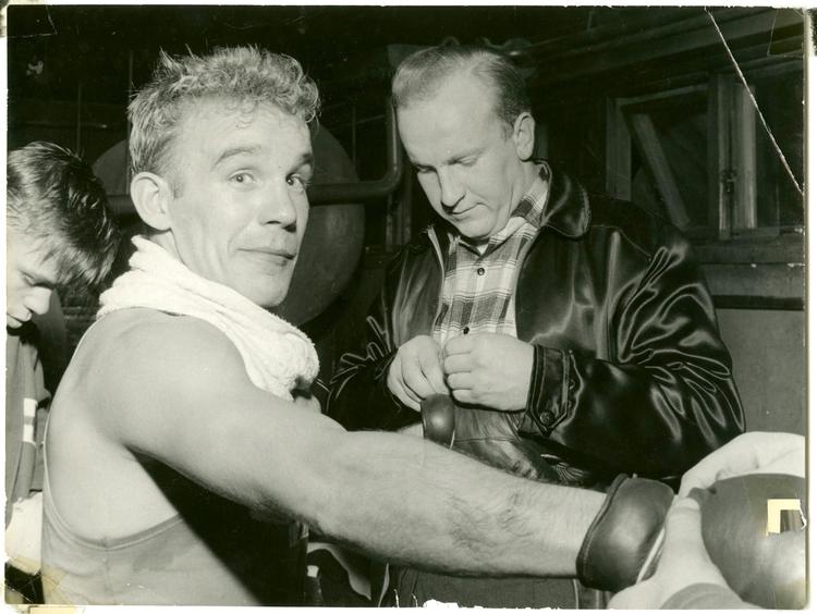 Hele nationen håbede på, at Olli Mäki skulle hjembringe verdensmesterskabet i fjervægt. Men Olli havde flere udfordringer, han vejede egentlig for meget, han trivedes ikke med forventnings-presset, og så var han pivforelsket. 