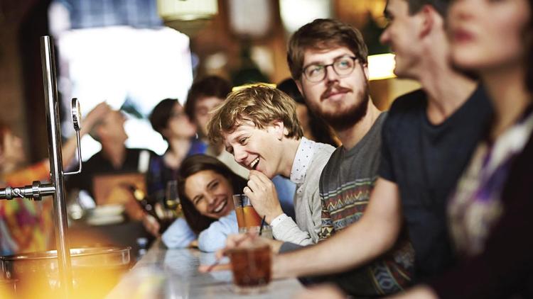 Australske Josh Thomas spiller en sær og rar fyr, der tager venners og forældres problemer på sine skuldre med afslappet ro og en humor, der suger al skam i verden væk. 