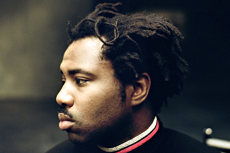 Sampha har været længe undervejs. Han har gemt sig på andres sange i årevis. Nu træder han ud af anonymiteten med en så personlig debut, at den slår benene væk under en. Pr-foto:  Playground